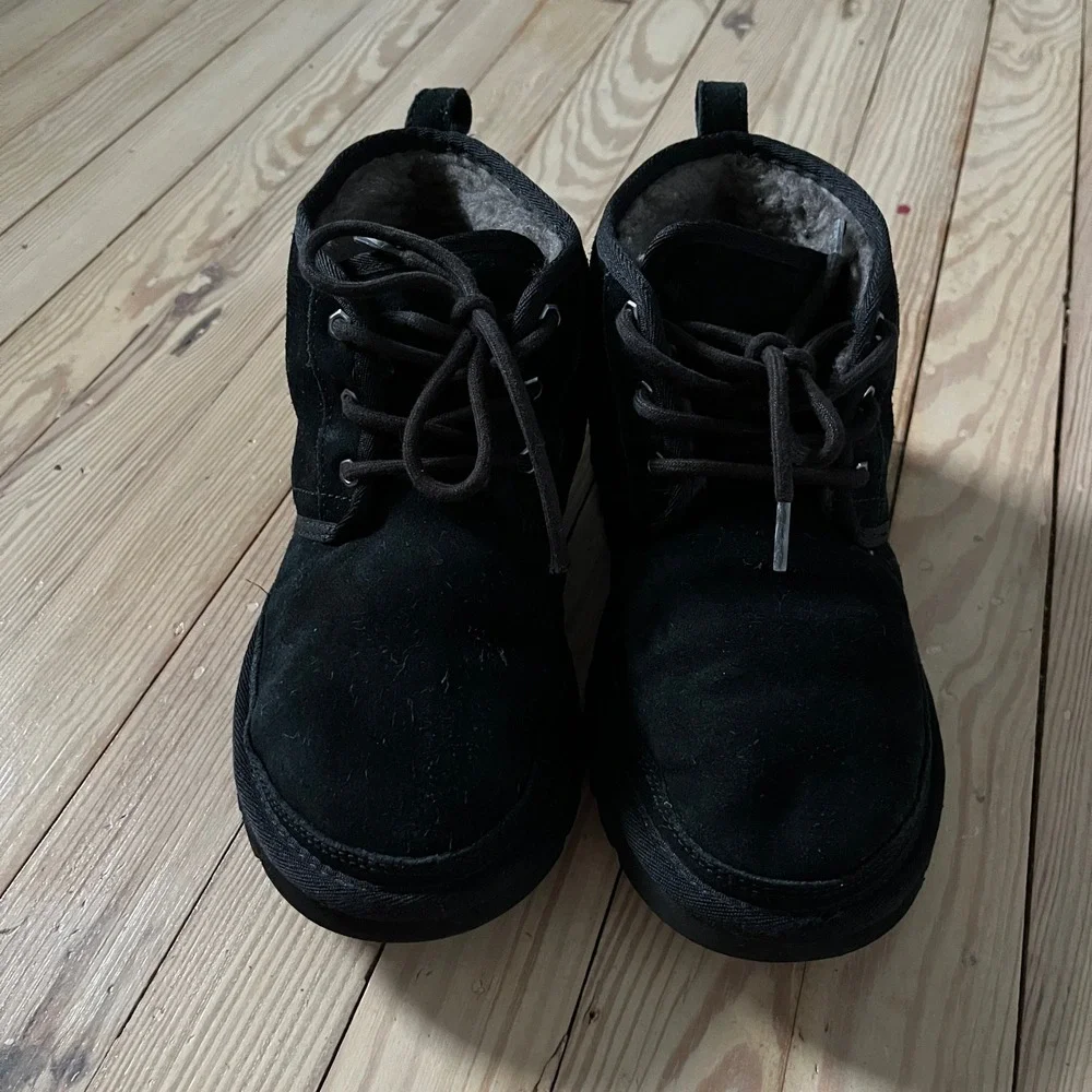 UGG Neumel Chukka Boots Mens 9 Black Suede Lace Up Sheepskin Lined 3236 comfort